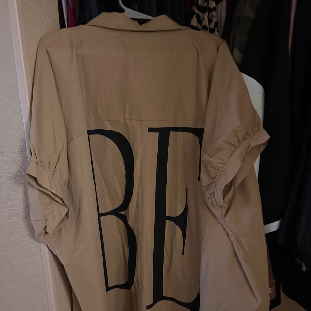 Shirt dress size 2x tan and black says ba on the front and be on the back.